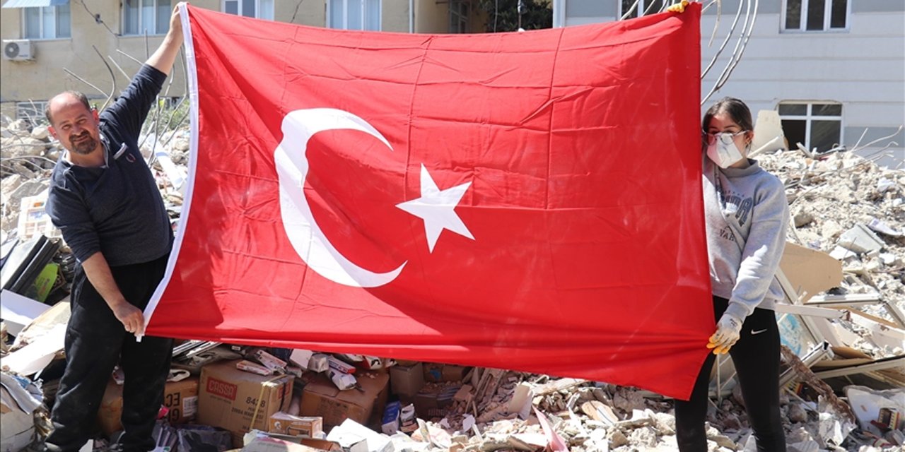 Enkazdan Türk bayraklarını çıkarmak için döndü