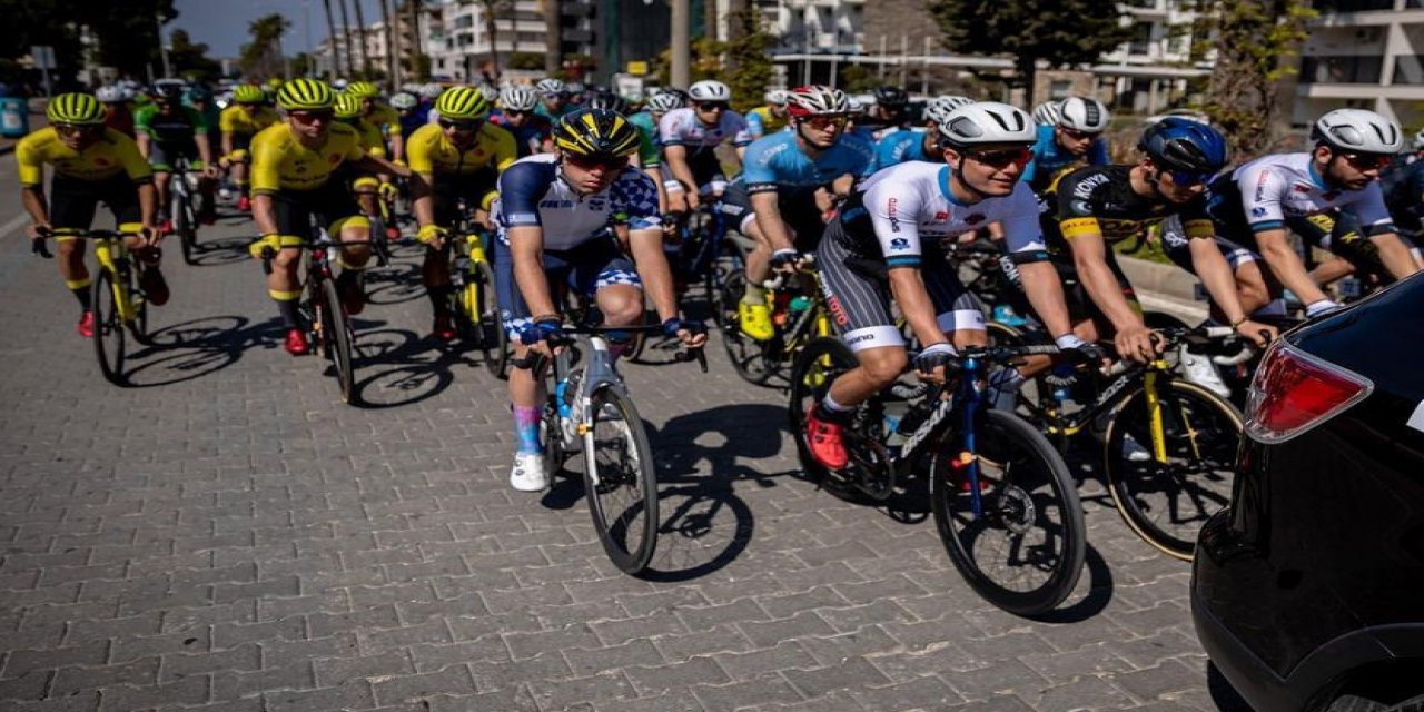Konya Büyükşehir Belediyesporlu bisikletçilerin şampiyonluk sevinci