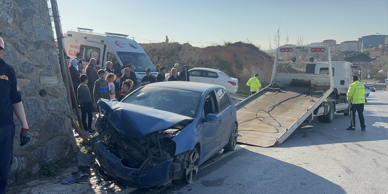 İstinat duvarına çarpan otomobildeki 4 kişi yaralandı