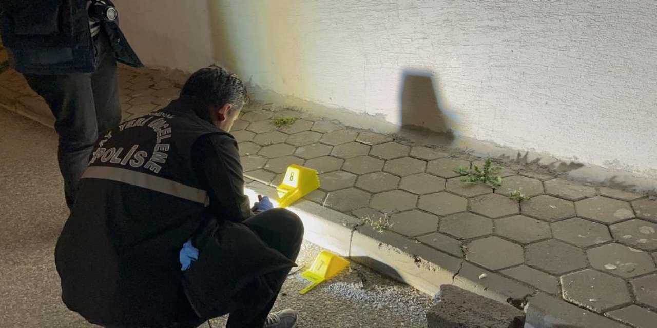 Husumetliler sokakta birbirine girdi: 1’i ağır 2 yaralı