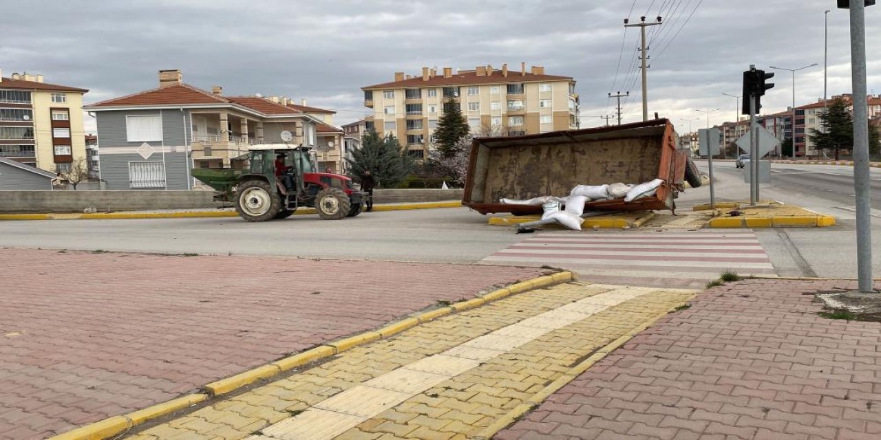Konya’da traktörden ayrılan römork devrildi