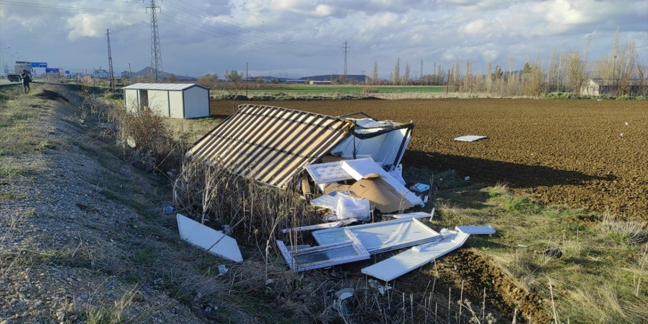 Deprem bölgesine gönderilen 2 konteyner rüzgar nedeniyle Konya’da devrildi
