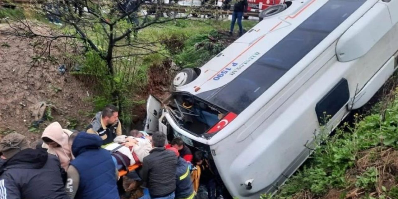 İşçi servisi devrildi, araçta sıkışan 8 kişi ölümden döndü