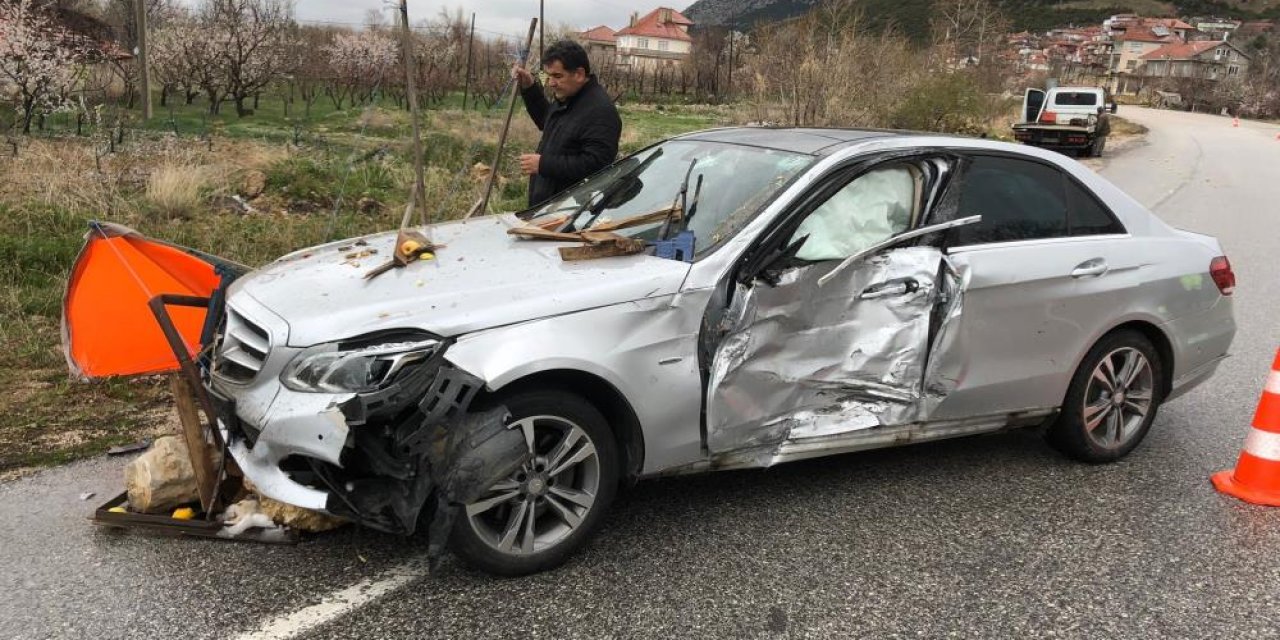 Lüks otomobil Konya yolunda manav tezgahına daldı