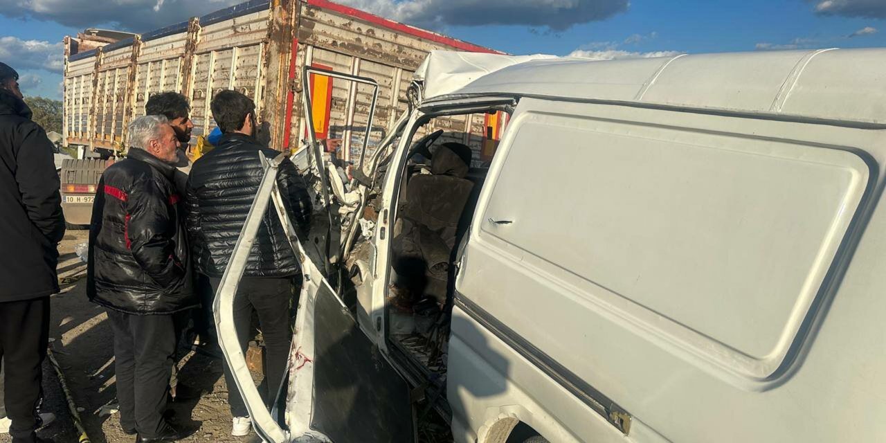 İnşaat işçilerini taşıyan minibüs kamyona çarptı: Baba ile oğlu öldü