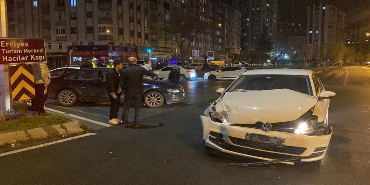 Yeni aldığı otomobiliyle kaza yaptı, yakınlarına sarılarak gözyaşı döktü