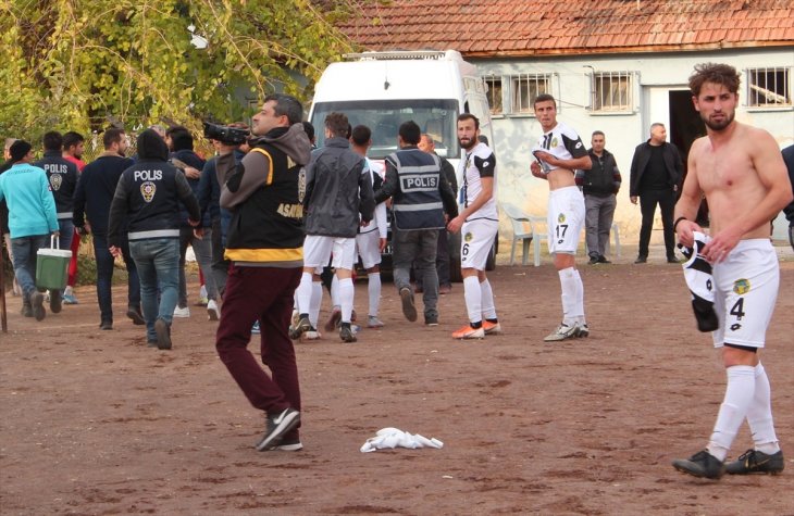 Amatör futbol maçında son dakika golüyle saha karıştı