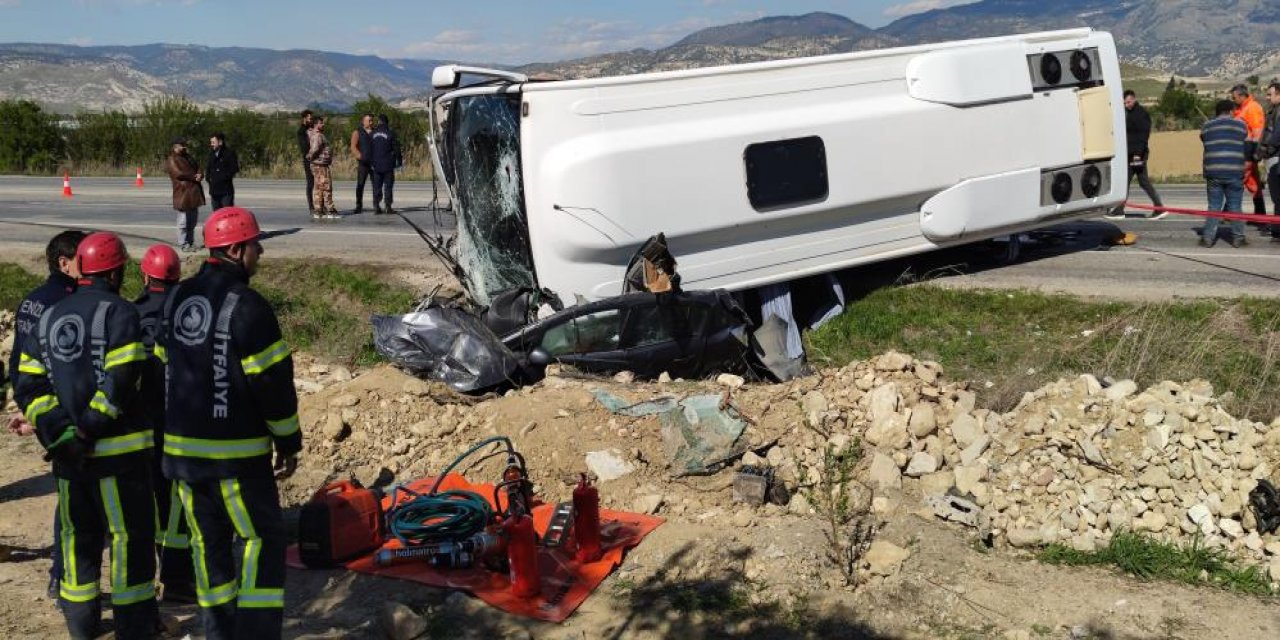 Turistleri taşıyan midibüs otomobili altına aldı: 2 ölü, 24 yaralı