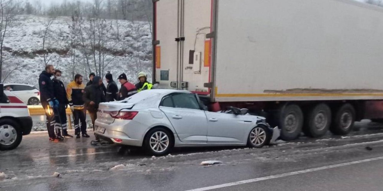 Karlı yolda zincirleme kaza: 17 yaralı
