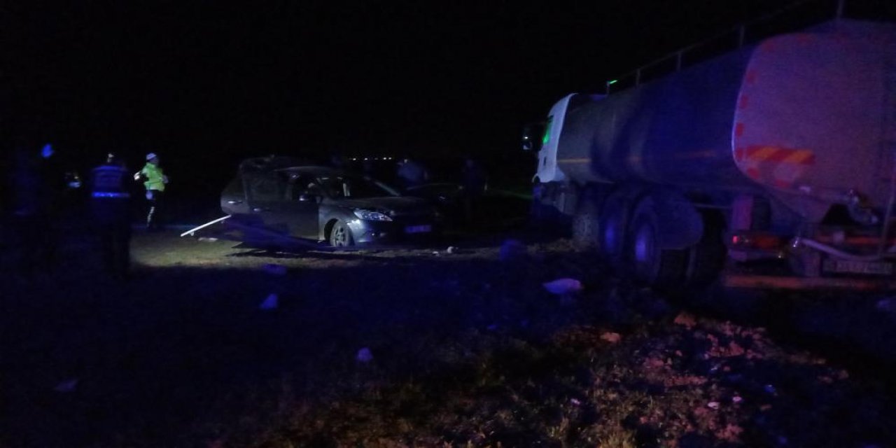 Otomobil süt toplama tankerine çarptı: 2 ölü