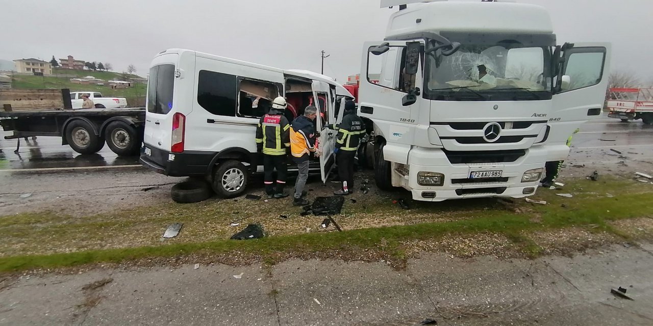 Minibüs TIR’a ok gibi saplandı: 1 ölü, 4 yaralı