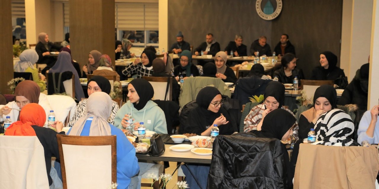 Karatay Kent Konseyi, iftarda öğrencilerle bir araya geldi