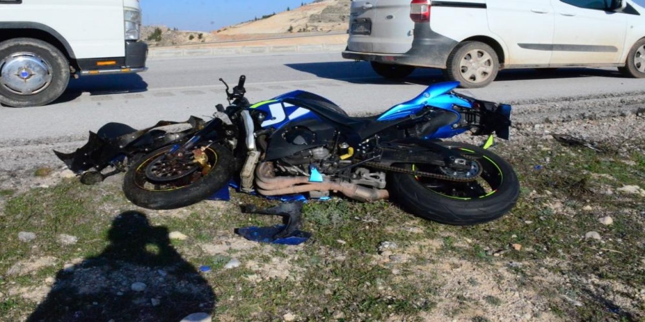 İki motosikletin koyun sürüsüne daldığı kazada yaralanan kadın öldü