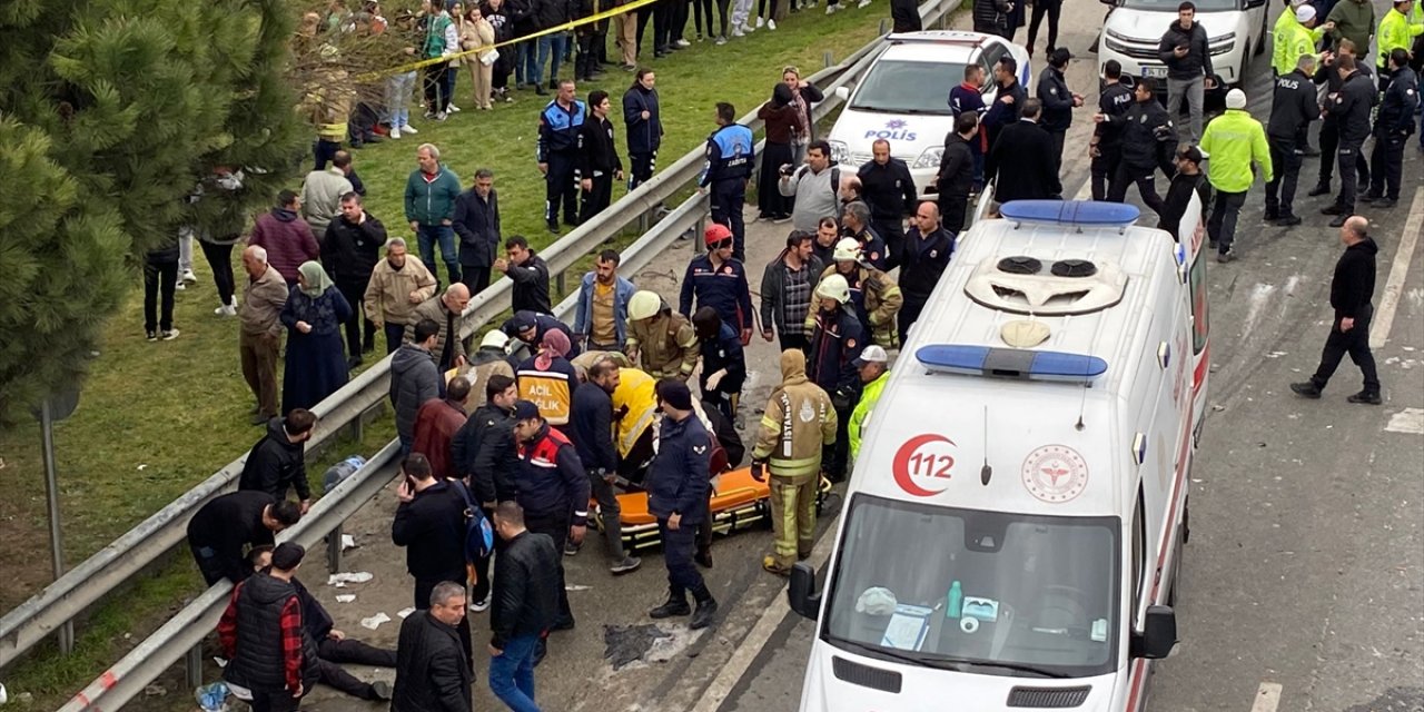 Ortalık savaş alanına döndü! Servis minibüsü 5 araca çarptı: 28 yaralı