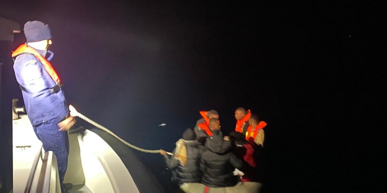Motoru denize düşen lastik bottaki 7 düzensiz göçmen kurtarıldı