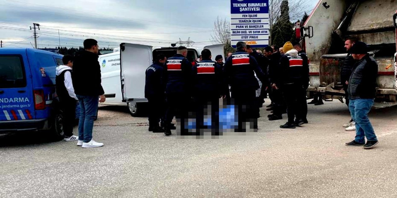Geri manevra yapan çöp kamyonunun çaptığı yaya öldü