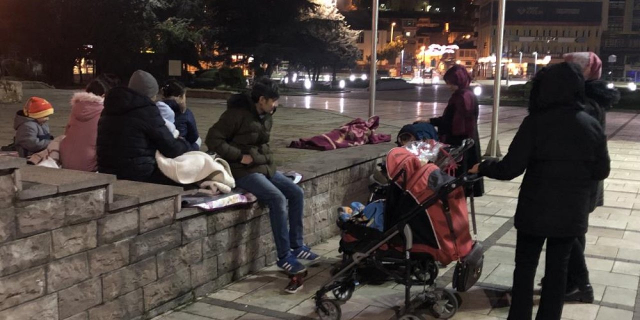 Kastamonu’da depremde panik yaşayan vatandaşlar geceyi sokakta geçirdi