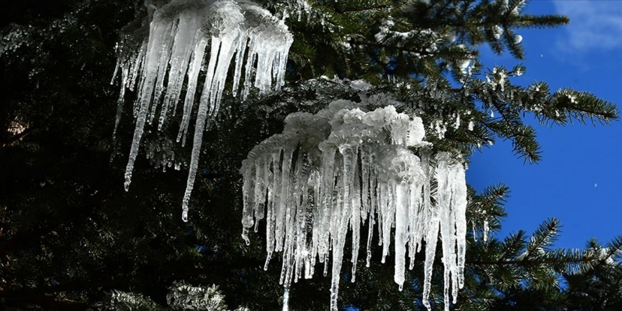 Nisan ayında göletler dondu, binalarda buz sarkıtı oluştu