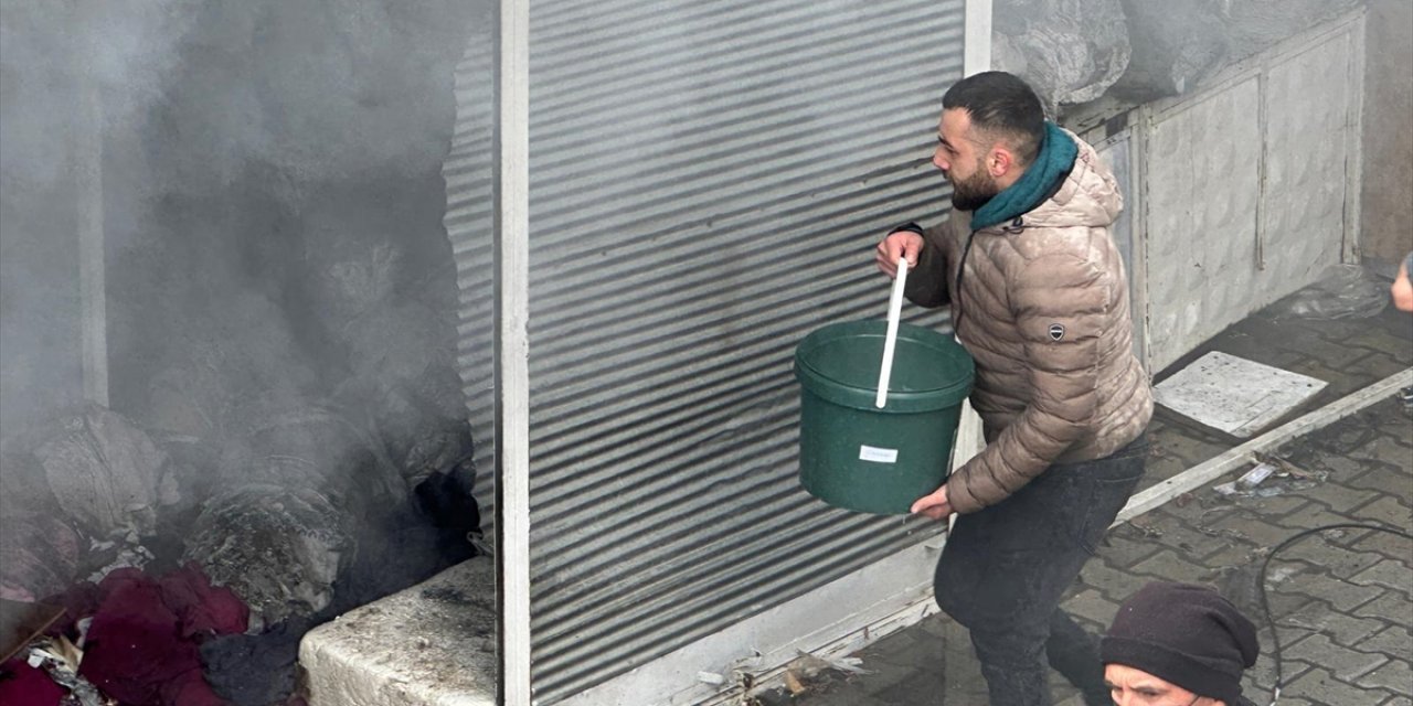 Onlarca iş yerinin bulunduğu halk pazarında yangın paniği