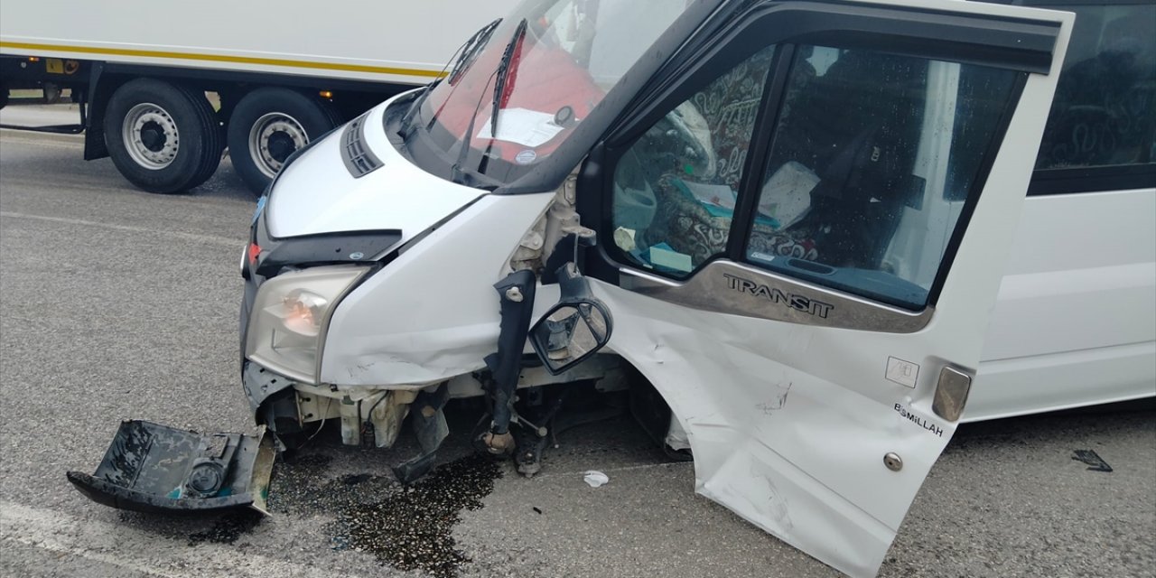 Hafif ticari araç servis minibüsüyle çarpıştı, 3 kişi yaralandı