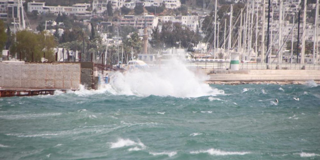 Fırtına balıkçı teknesini batırdı
