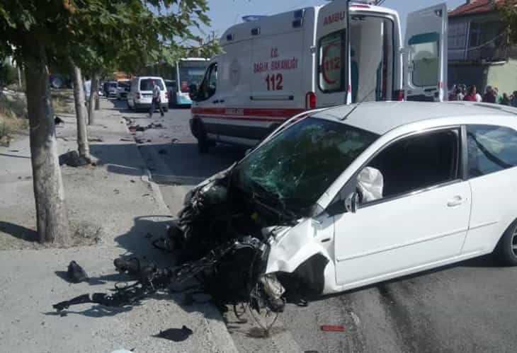 Konya'da kamyonetle çarpışan otomobilin motoru fırladı!