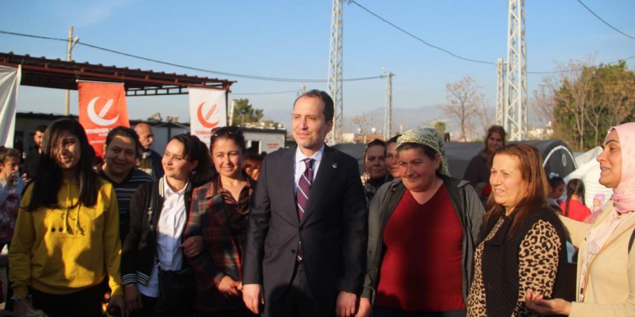 Fatih Erbakan, Konya ekibinin kurduğu çadırda depremzedelerle bir araya geldi