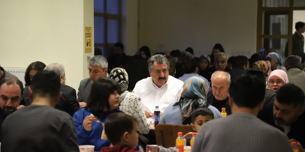 Başkan Kale, Cihanbeyli’de misafir edilen depremzedelerle iftar yaptı
