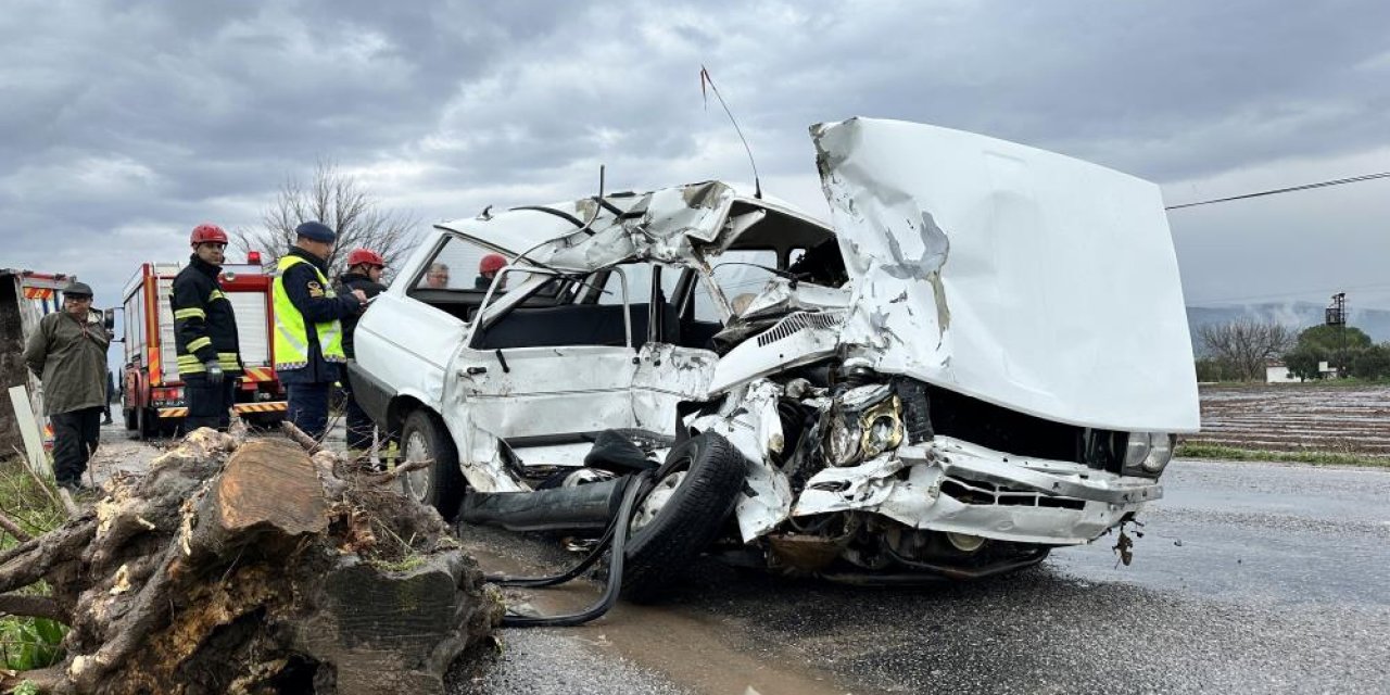 Otomobil ile kamyon kafa kafaya çarpıştı: 2 ölü