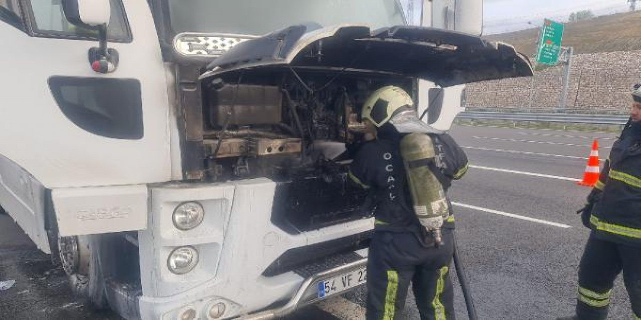 Ağaç yüklü TIR'ın motorunda yangın çıktı
