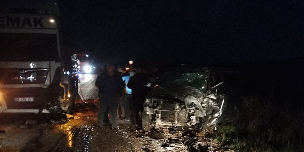 Kamyonla çarpışan kamyonetin sürücüsü hayatını kaybetti