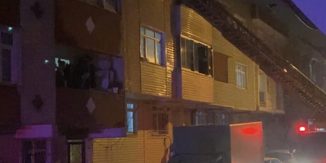 Annesini bıçakladı, evde ne kadar eşya varsa sokağa attı!