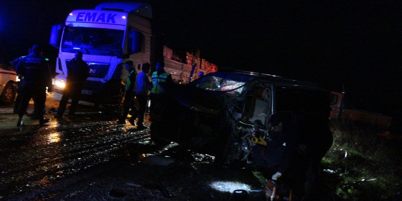 TIR ile hafif ticari araç kafa kafaya çarpıştı: 1 ölü