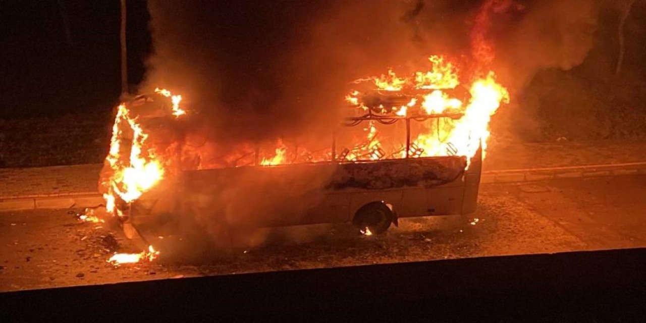 İçerisinde 15 işçinin bulunduğu servis alev topuna döndü