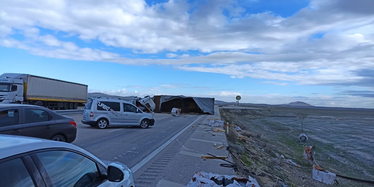 Konya’da TIR yol ortasına devrildi, sürücü öldü