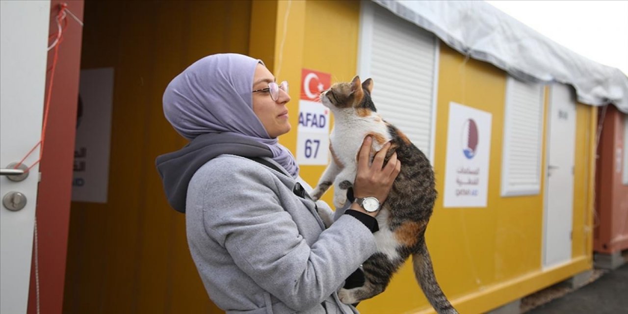 Depremden 36 gün sonra bulduğu "Mia" adlı kedisine konteyner kentte bakıyor