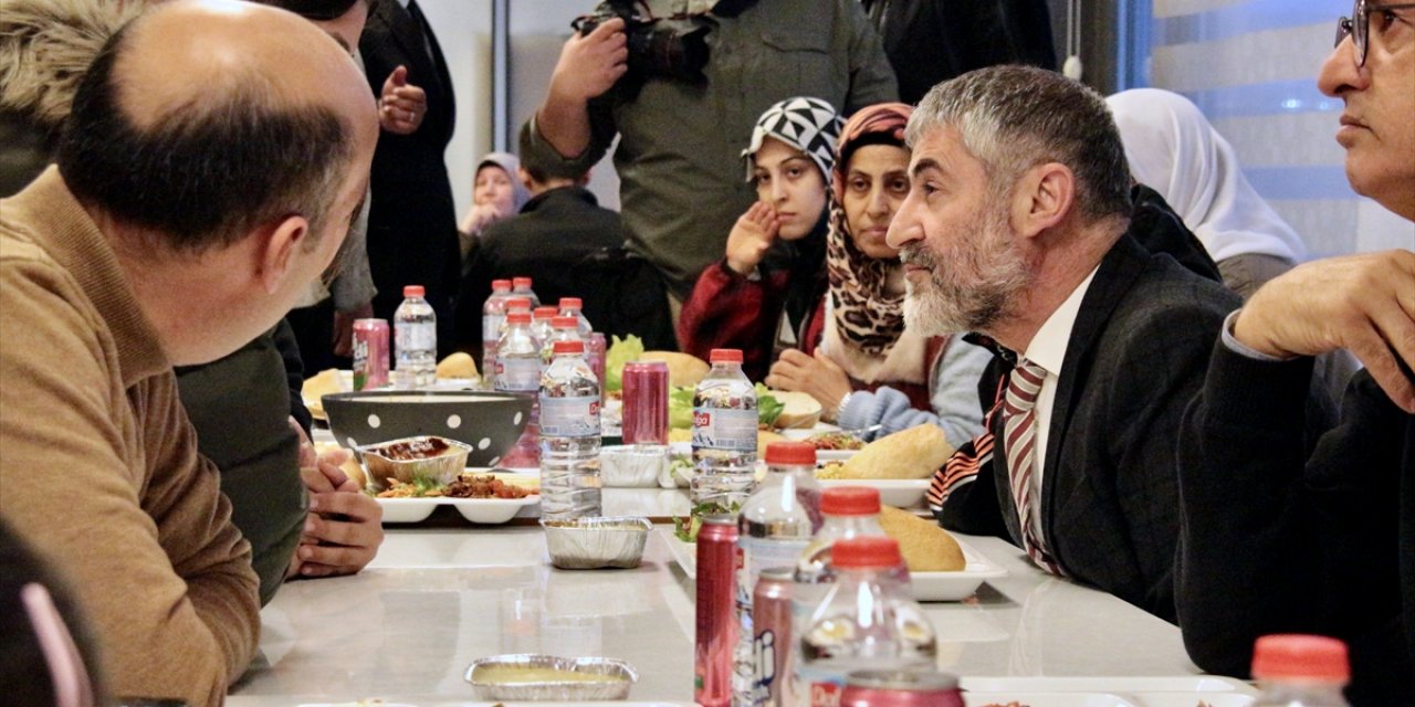 Bakan Nebati, Konya’da depremzedelerle iftar yaptı