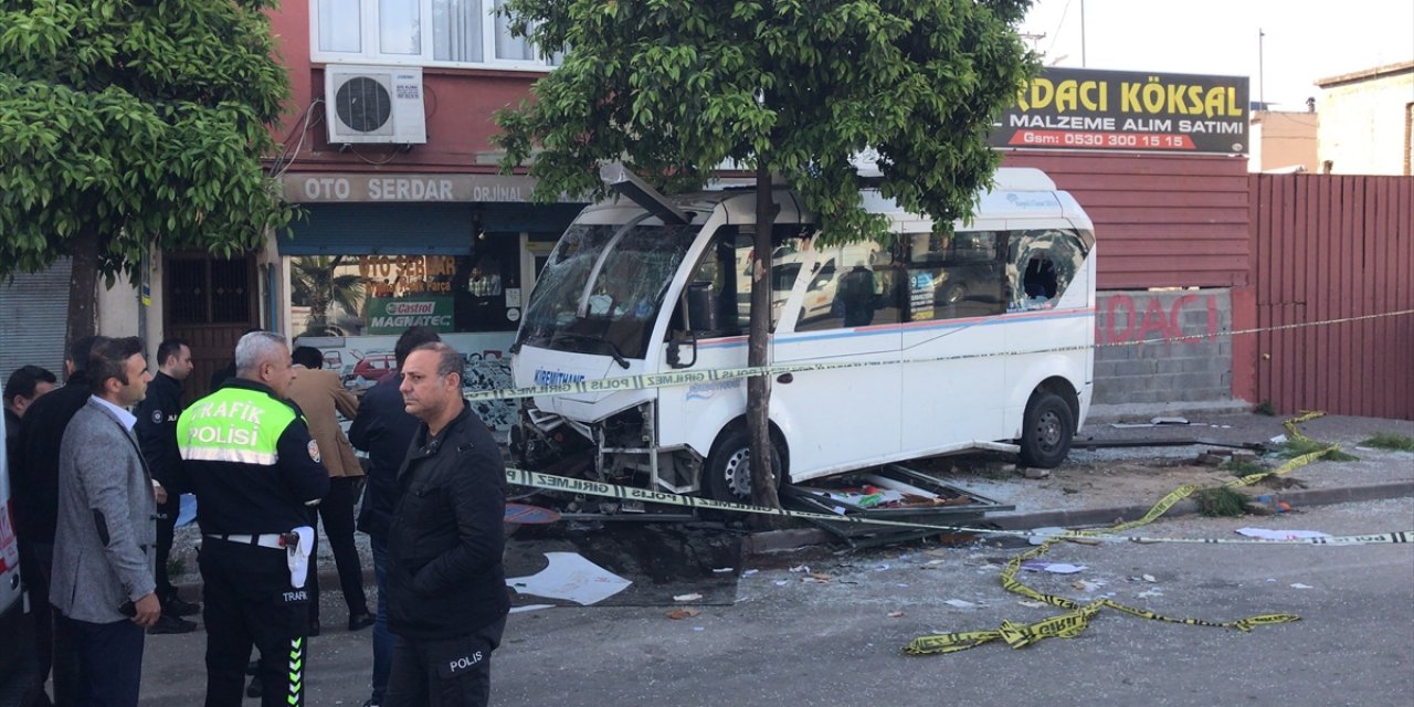 Feci kaza kamerada! Dolmuş otobüs durağına daldı: 1 ölü, 7 yaralı