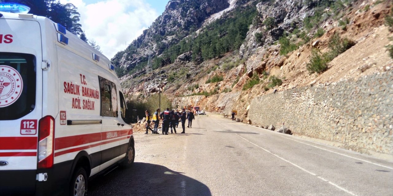 Son Dakika: Üzerine kaya devrilen otomobildeki 4 öğretmen öldü