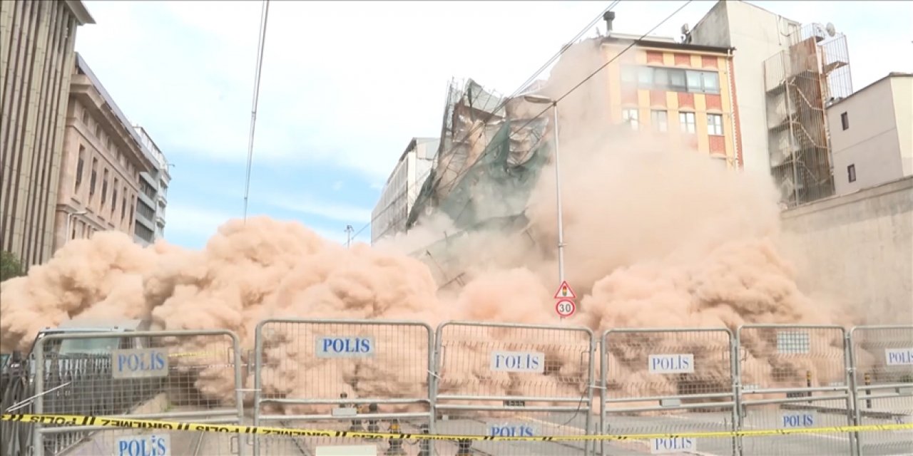 Beyoğlu'nda yıkılma riski bulunan tarihi metruk bina böyle çöktü
