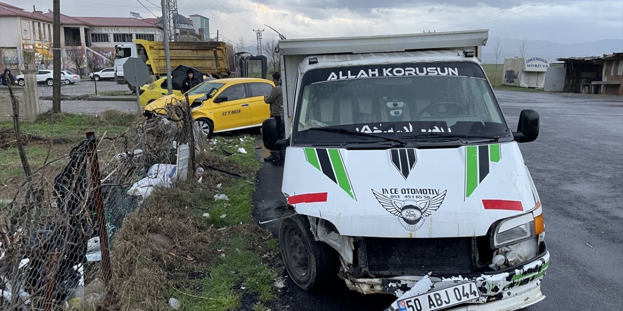 Kamyonet ile taksinin çarpışması sonucu 5 kişi yaralandı