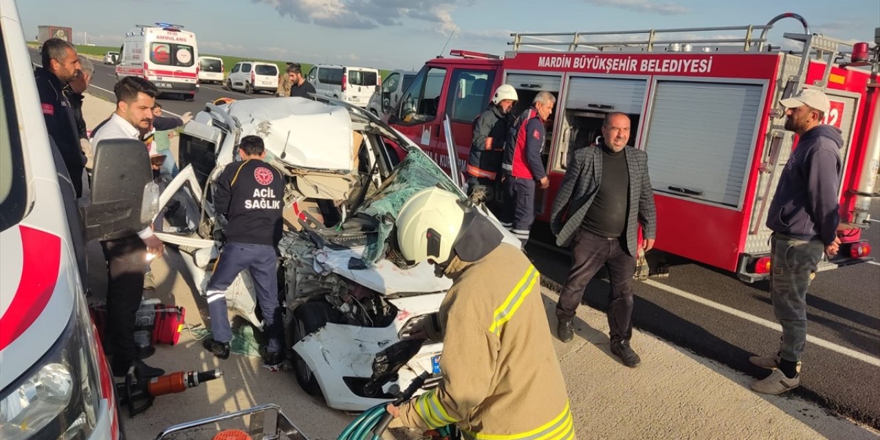 Hafif ticari araç TIR'a arkadan çarptı: 1 ölü, 3 yaralı