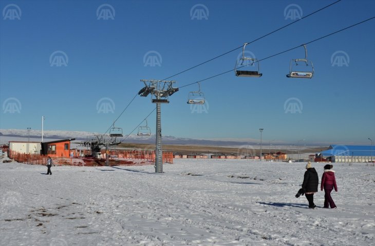 Kışın ilk ayında yeterli kar yağmaması turizmcileri üzdü