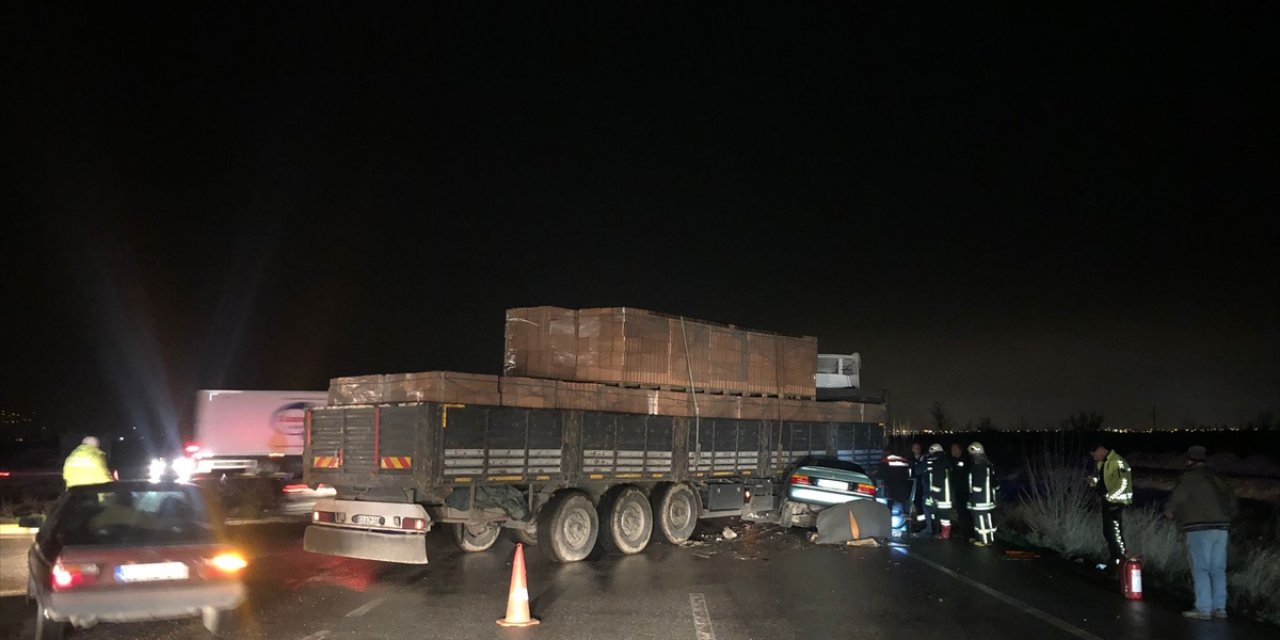 Konya yolunda otomobil TIR’a çarptı: 2 yaralı