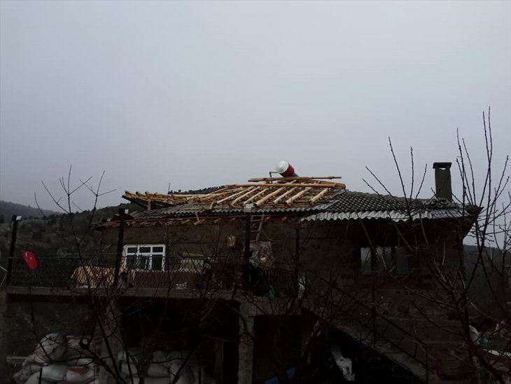 Konya'da şiddetli rüzgar evin çatısını uçurdu