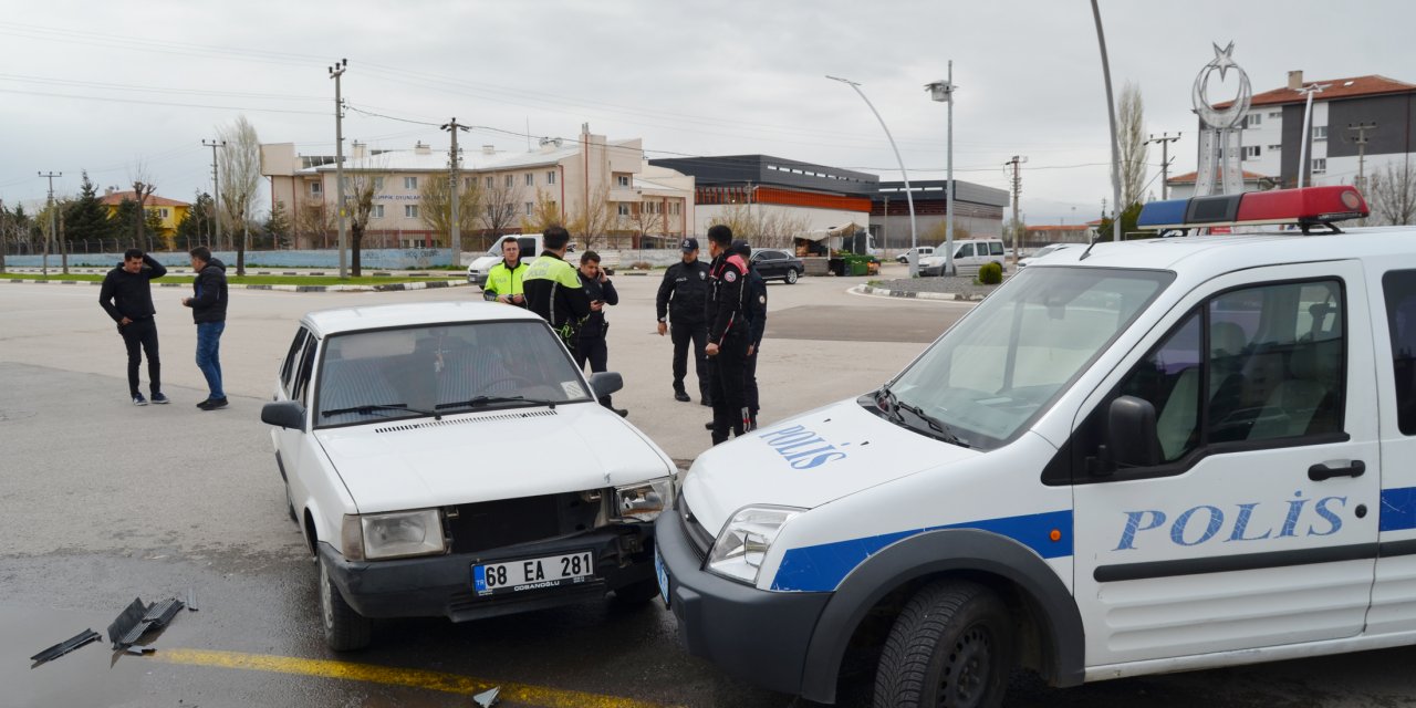 İkaza aldırmayıp kaçan sürücü polis aracına çarpınca yakalandı