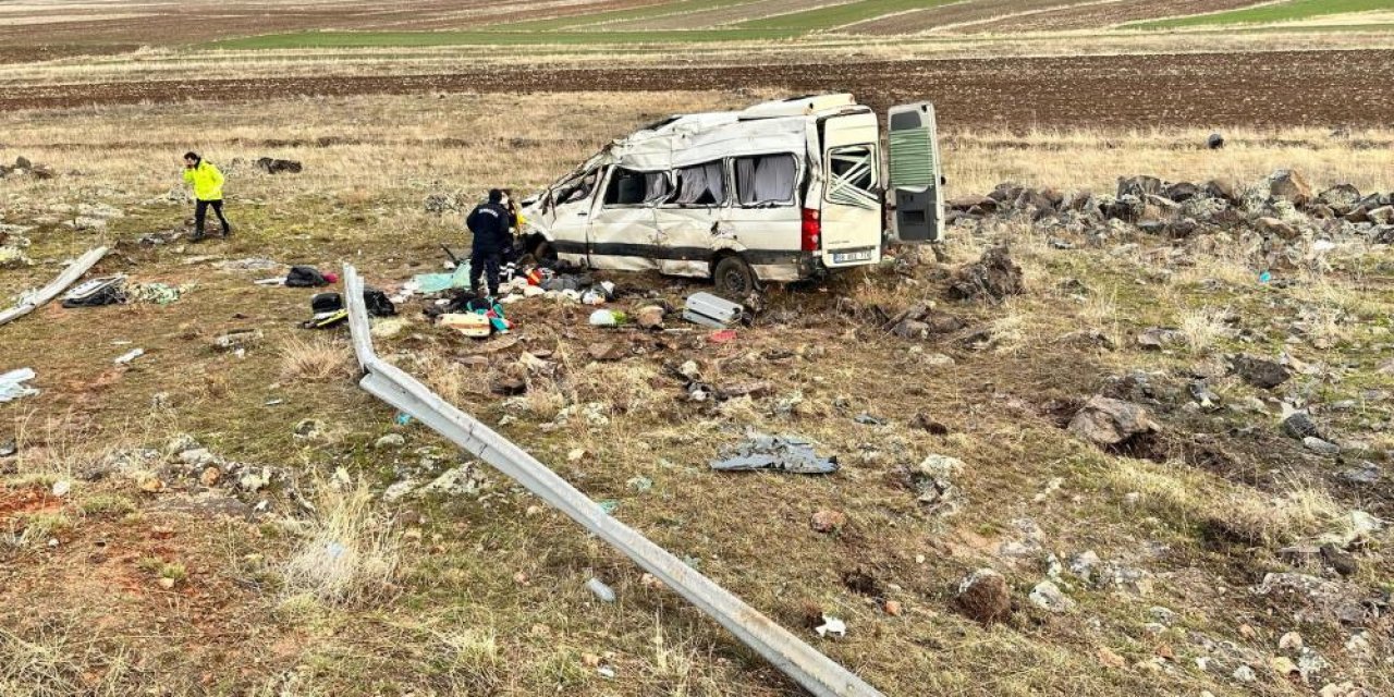 Yolcu minibüsü şarampole uçtu: 2 ölü, 7 yaralı