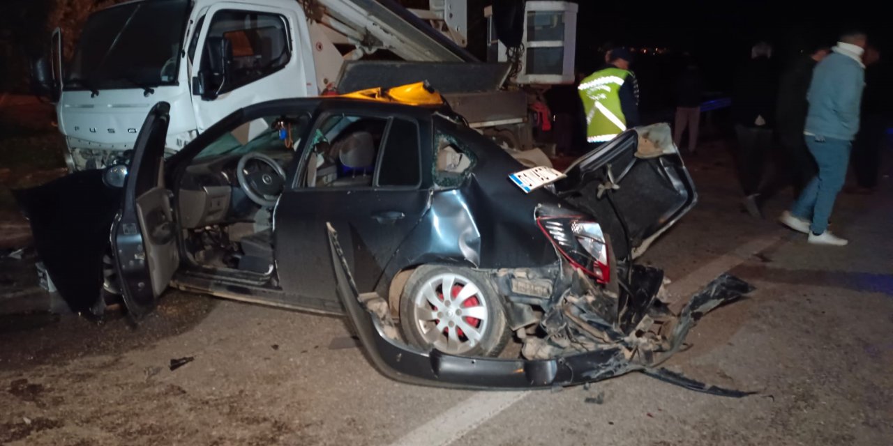 Aniden duran otomobile çarpmamak için manevra yaptı, vince çarptı: 2 ölü