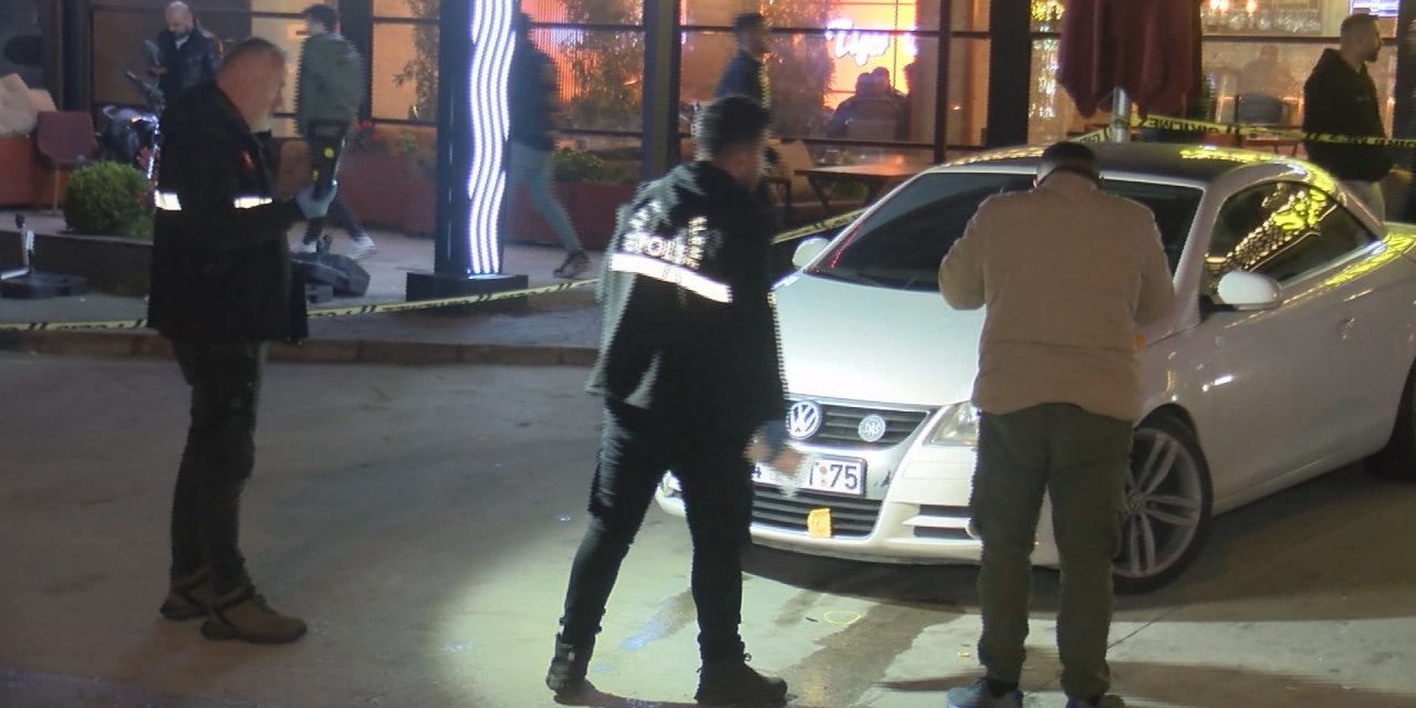 İki grup sokak ortasında çatıştı