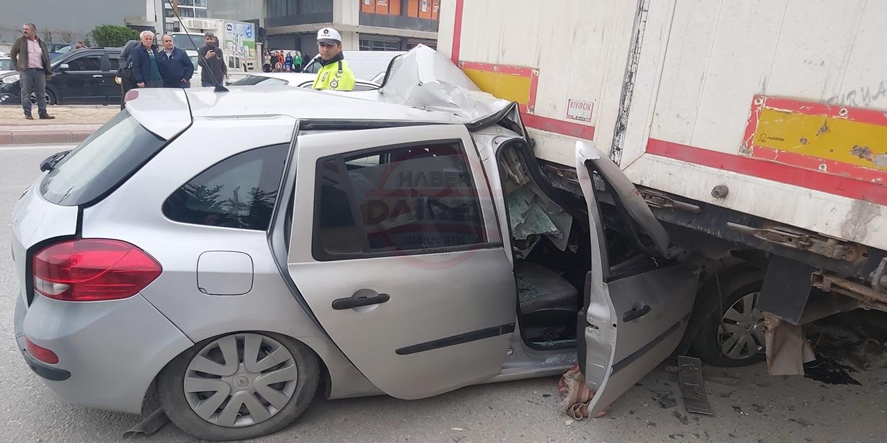 Son Dakika! Konya'da otomobil TIR'ın altına girdi: 1 ölü, 3 yaralı